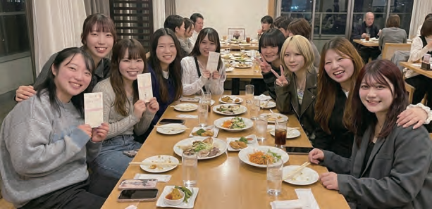 採用パンフレットに掲載されたスタッフの集合写真